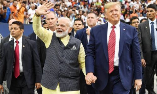 डोनाल्ड ट्रंप ने अमेरिका में पीएम मोदी का गुणगान करते हुए बोले- मोटेरा स्टेडियम में एक लाख लोग थे यहां पर... डोनाल्ड ट्रंप ने अमेरिका में पीएम मोदी का गुणगान करते हुए बोले- मोटेरा स्टेडियम में एक लाख लोग थे यहां पर...