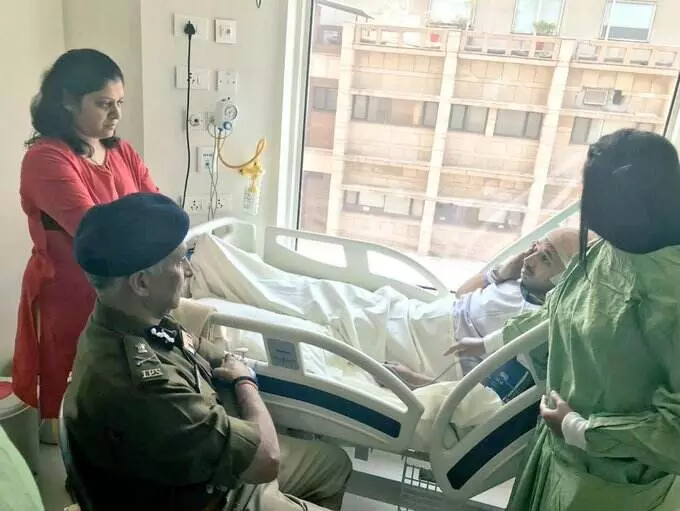 दिल्ली पुलिस कमिश्नर ने घायल डीसीपी शहादरा अमित शर्मा से मिलकर लिए हालचाल