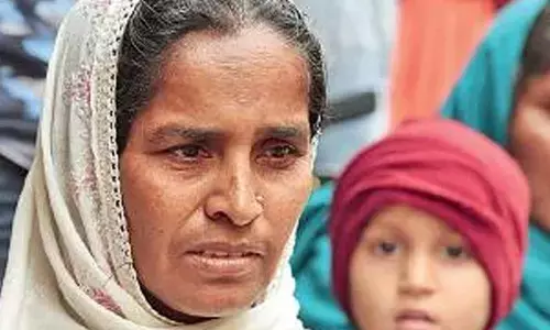 42 साल की महिला ने छतों के जरिए बचाए 40 लोग, पेट्रोल बम वाली भीड़ भी कुछ बिगाड़ नहीं सकी, अब महिला को हीरो कहकर बुला रहे लोग 42 साल की महिला ने छतों के जरिए बचाए 40 लोग, पेट्रोल बम वाली भीड़ भी कुछ बिगाड़ नहीं सकी, अब महिला को हीरो कहकर बुला रहे लोग