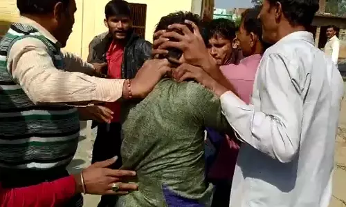 यूपी में लुटेरे की पिटाई का वीडियो वायरल यूपी में लुटेरे की पिटाई का वीडियो वायरल