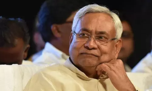 नीतीश की पेशानी पसीनों पसीन तेजस्वी यादव की सभाओं में आ रहीं भारी भीड़ से नीतीश की पेशानी पसीनों पसीन तेजस्वी यादव की सभाओं में आ रहीं भारी भीड़ से