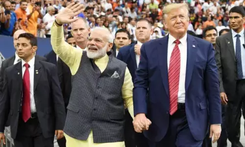 डोनाल्ड ट्रंप ने अमेरिका में पीएम मोदी का गुणगान करते हुए बोले- मोटेरा स्टेडियम में एक लाख लोग थे यहां पर... डोनाल्ड ट्रंप ने अमेरिका में पीएम मोदी का गुणगान करते हुए बोले- मोटेरा स्टेडियम में एक लाख लोग थे यहां पर...