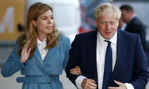 ब्रिटेन के प्रधानमंत्री बोरिस जॉनसन की 24 साल छोटी गर्लफ्रेंड हुईं प्रेग्नेंट, अब रचेंगे इतिहास ब्रिटेन के प्रधानमंत्री बोरिस जॉनसन की 24 साल छोटी गर्लफ्रेंड हुईं प्रेग्नेंट, अब रचेंगे इतिहास
