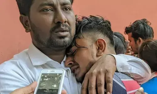 दिल्ली: राहुल सोलंकी की मौत पर रोता उसका दोस्त शाहबाज़ और विकास, ये असली हिंदुस्तान लेकिन हम बहुत चले गये! दिल्ली: राहुल सोलंकी की मौत पर रोता उसका दोस्त शाहबाज़ और विकास, ये असली हिंदुस्तान लेकिन हम बहुत चले गये!