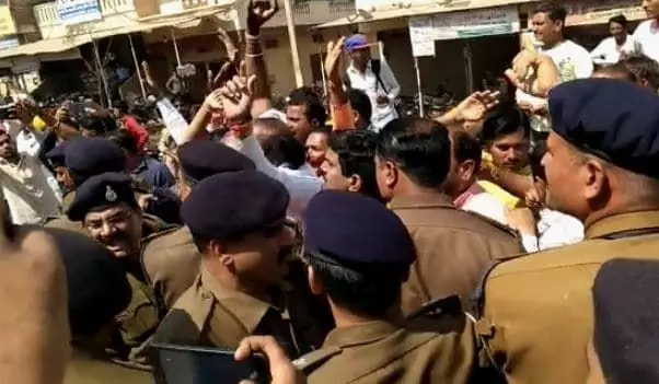 मध्यप्रदेश के बीजेपी सांसद गिरफ्तार, मौके पर भारी पुलिस बल - MadhayPradesh Breaking News मध्यप्रदेश के बीजेपी सांसद गिरफ्तार, मौके पर भारी पुलिस बल - MadhayPradesh Breaking News