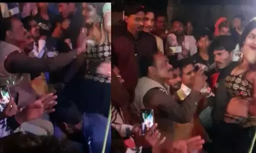 यूपी पुलिस के दरोगा ने की अश्लीलता की सभी हदें पार,बार बाला के अंतः वस्त्र में घुसेड दिए नोट, वीडियो वायरल यूपी पुलिस के दरोगा ने की अश्लीलता की सभी हदें पार,बार बाला के अंतः वस्त्र में घुसेड दिए नोट, वीडियो वायरल