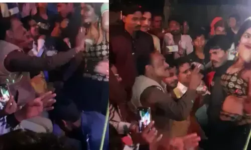 यूपी पुलिस के दरोगा ने की अश्लीलता की सभी हदें पार,बार बाला के अंतः वस्त्र में घुसेड दिए नोट, वीडियो वायरल यूपी पुलिस के दरोगा ने की अश्लीलता की सभी हदें पार,बार बाला के अंतः वस्त्र में घुसेड दिए नोट, वीडियो वायरल