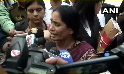 दोषियों की फांसी टलने पर बिफरीं निर्भया की मां, बोलीं- कोर्ट और सरकार सब तमाशा देख रहे?