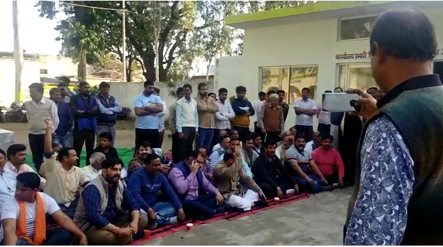 बिजनौर में बीजेपी कार्यकर्ता थाने में बैठे धरने पर, थाना प्रभारी के ट्रांसफर पर अड़े बिजनौर में बीजेपी कार्यकर्ता थाने में बैठे धरने पर, थाना प्रभारी के ट्रांसफर पर अड़े