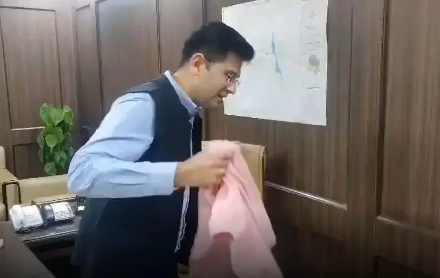 जानिए क्यों, राघव चड्ढा ने दिल्ली जल बोर्ड के उपाध्यक्ष का ऑफिस ज्वाइन करते ही अपनी कुर्सी से हटाई Towel