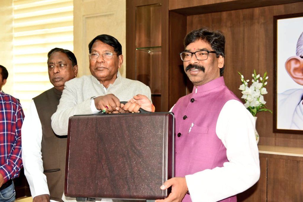 झारखंड की हेमंत सोरेन सरकार ने विधानसभा में 86 हजार करोड़ का किया बजट पेश झारखंड की हेमंत सोरेन सरकार ने विधानसभा में 86 हजार करोड़ का किया बजट पेश
