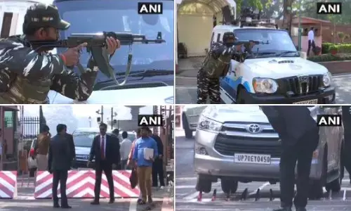 सांसद की गाड़ी संसद के एंट्री गेट के बूम बैरियर से टकराई, सुरक्षा बलों ने संभाला मोर्चा सांसद की गाड़ी संसद के एंट्री गेट के बूम बैरियर से टकराई, सुरक्षा बलों ने संभाला मोर्चा