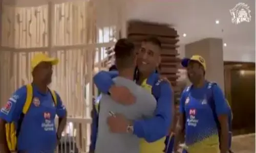 VIDEO : धोनी को देखते ही भावुक हुए रैना, गले मिलते वीडियो हो गया वायरल VIDEO : धोनी को देखते ही भावुक हुए रैना, गले मिलते वीडियो हो गया वायरल