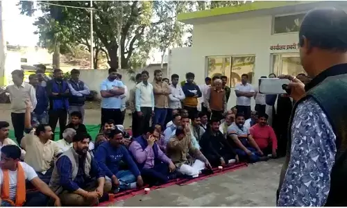 बिजनौर में बीजेपी कार्यकर्ता थाने में बैठे धरने पर, थाना प्रभारी के ट्रांसफर पर अड़े बिजनौर में बीजेपी कार्यकर्ता थाने में बैठे धरने पर, थाना प्रभारी के ट्रांसफर पर अड़े