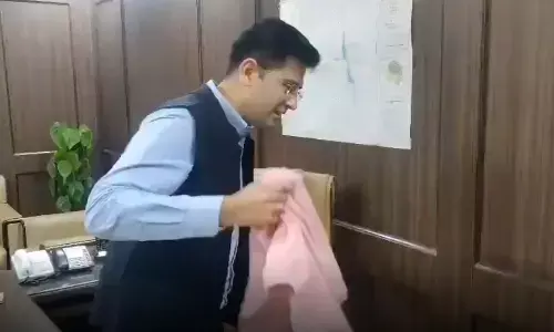 जानिए क्यों, राघव चड्ढा ने दिल्ली जल बोर्ड के उपाध्यक्ष का ऑफिस ज्वाइन करते ही अपनी कुर्सी से हटाई Towel