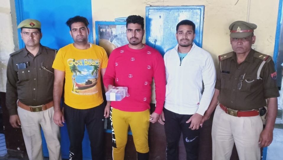 नोएडा में प्रोप्रटी डीलर के ऊपर जानलेवा हमला करने वाले तीन अभियुक्तों को पुलिस ने किया गिरफ्तार नोएडा में प्रोप्रटी डीलर के ऊपर जानलेवा हमला करने वाले तीन अभियुक्तों को पुलिस ने किया गिरफ्तार