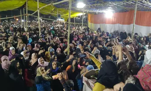 लखनऊ व देवबन्द में महिलाओं का हौसला आँधी तूफ़ान और बारिश भी डिगा नहीं पाया लखनऊ व देवबन्द में महिलाओं का हौसला आँधी तूफ़ान और बारिश भी डिगा नहीं पाया