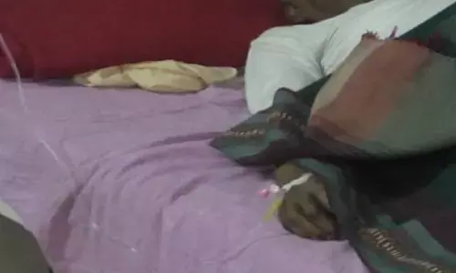 आजमगढ़ में सरकारी डॉक्टर एक मुर्दे को चढ़ाते रहे ग्लूकोज