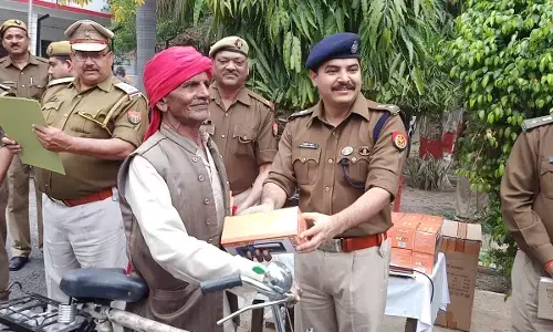 गाजियाबाद एसएसपी कलानिधि नैथानी ने चौकीदारों को साइकिल और टॉर्च की वितरण गाजियाबाद एसएसपी कलानिधि नैथानी ने चौकीदारों को साइकिल और टॉर्च की वितरण