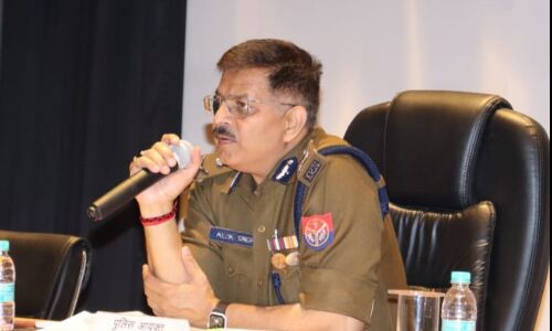 नोएडा पुलिस कमिश्नर आलोक कुमार की क्राइम मीटिंग में बड़ी कार्यवाही, एक एसएचओ लाइन हाजिर तो एक किया सस्पेंड नोएडा पुलिस कमिश्नर आलोक कुमार की क्राइम मीटिंग में बड़ी कार्यवाही, एक एसएचओ लाइन हाजिर तो एक किया सस्पेंड