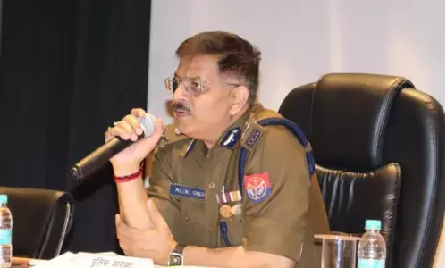 नोएडा पुलिस कमिश्नर आलोक कुमार की क्राइम मीटिंग में बड़ी कार्यवाही, एक एसएचओ लाइन हाजिर तो एक किया सस्पेंड नोएडा पुलिस कमिश्नर आलोक कुमार की क्राइम मीटिंग में बड़ी कार्यवाही, एक एसएचओ लाइन हाजिर तो एक किया सस्पेंड