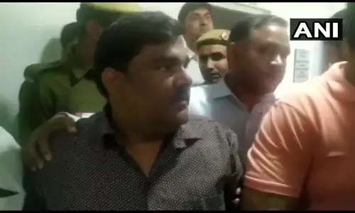 दिल्ली हिंसा: सरेंडर के लिए पहुंचे ताहिर हुसैन को कोर्ट की पार्किंग से ही पुलिस ने दबोचा दिल्ली हिंसा: सरेंडर के लिए पहुंचे ताहिर हुसैन को कोर्ट की पार्किंग से ही पुलिस ने दबोचा