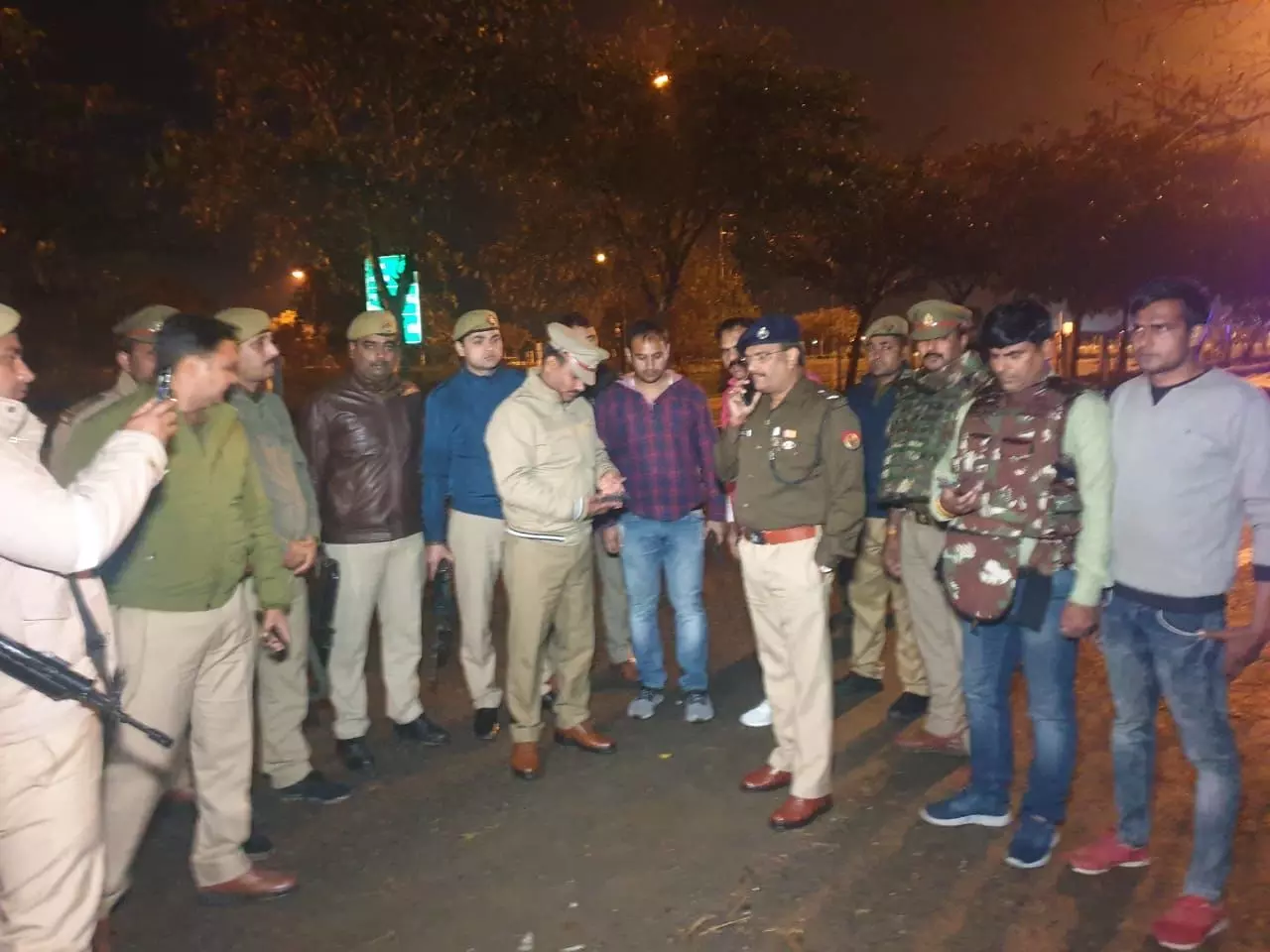 नोएडा में पुलिस से हुई बदमाशों की मुठभेड़, पच्चीस हजार इनामिया को लगी गोली