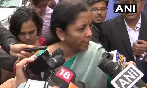 यस बैंक के खाताधारकों से बोली वित्त मंत्री- नहीं डूबेगा एक भी पैसा, एमरजेंसी में वो ज्यादा रकम भी निकाल सकते? यस बैंक के खाताधारकों से बोली वित्त मंत्री- नहीं डूबेगा एक भी पैसा, एमरजेंसी में वो ज्यादा रकम भी निकाल सकते?