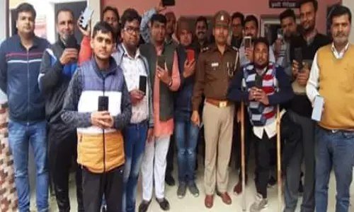 शामली की साइबर पुलिस ने लोगो के खोये हुये लाखों के 15 एन्ड्रोइड मोबाइल को असली मालिकों को सौंपा शामली की साइबर पुलिस ने लोगो के खोये हुये लाखों के 15 एन्ड्रोइड मोबाइल को असली मालिकों को सौंपा