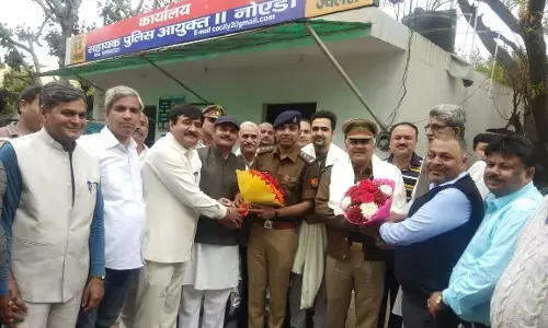 दिनदहाड़े ज्वैलर्स के साथ लूटपाट करने वाले बदमाश को गिरफ्तार करने वाली पुलिस टीम को व्यापरियों ने किया सम्मानित दिनदहाड़े ज्वैलर्स के साथ लूटपाट करने वाले बदमाश को गिरफ्तार करने वाली पुलिस टीम को व्यापरियों ने किया सम्मानित