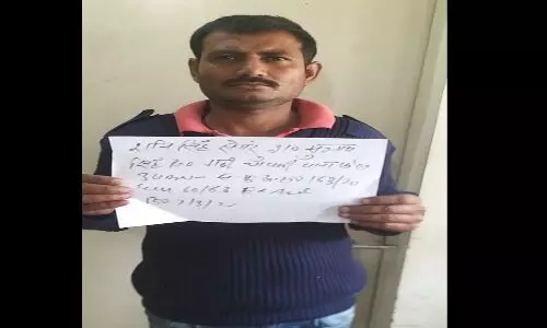 शातिर शराब तस्कर को नोएडा पुलिस ने किया गिरफ्तार, कब्जे से 36 पौव्वा इम्पैक्ट ग्रेन व्हिस्की हरियाणा मार्का शराब बरामद