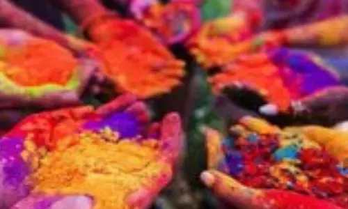 अपने राशि अनुसार इन रंगों से खेलें होली अपने राशि अनुसार इन रंगों से खेलें होली