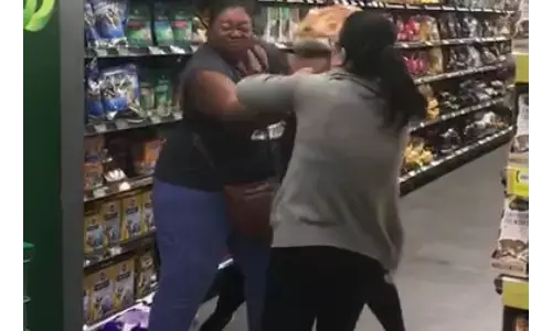 कोरोना वायरस: टॉयलेट पेपर को लेकर तीन महिलाओं में हाथापाई, एक-दूसरे के बाल खींचे वीडियो हुआ वायरल