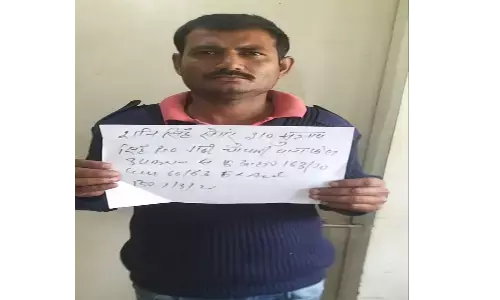 शातिर शराब तस्कर को नोएडा पुलिस ने किया गिरफ्तार, कब्जे से 36 पौव्वा इम्पैक्ट ग्रेन व्हिस्की हरियाणा मार्का शराब बरामद शातिर शराब तस्कर को नोएडा पुलिस ने किया गिरफ्तार, कब्जे से 36 पौव्वा इम्पैक्ट ग्रेन व्हिस्की हरियाणा मार्का शराब बरामद