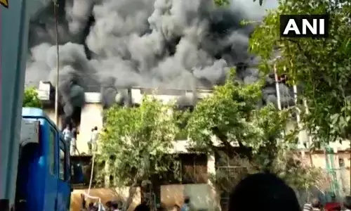 नोएडा फेज-2 की प्लास्टिक फैक्टरी में लगी भीषण आग,फायर ब्रिगेड की चार गाड़ियां मौके पर नोएडा फेज-2 की प्लास्टिक फैक्टरी में लगी भीषण आग,फायर ब्रिगेड की चार गाड़ियां मौके पर