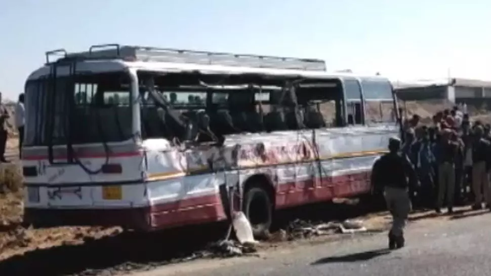 राजस्थान में बड़ा हादसा, जोधपुर में ट्रक और बस की आपस में टक्कर होने से 4 लोगों की मौत, 20 घायल