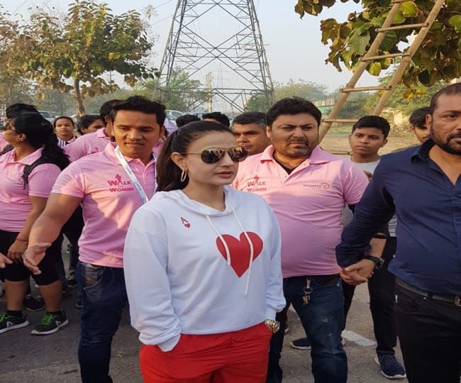 नोएडा के यथार्थ हॉस्पिटल में आयी अभिनेत्री अमीषा पटेल, कोरोना वायरस पर फैल रही भ्रांतियों के बारे लोगों को किया जागरूक नोएडा के यथार्थ हॉस्पिटल में आयी अभिनेत्री अमीषा पटेल, कोरोना वायरस पर फैल रही भ्रांतियों के बारे लोगों को किया जागरूक