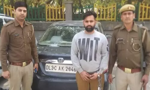 शातिर शराब तस्कर को नोएडा पुलिस ने किया गिरफ्तार, कब्जे से 15 पेटी हरियाणा मार्का देशी शराब व एक गाड़ी बरामद