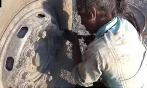 International Womens Day Special Coverage: 45 वर्षीय महिला मैना सोलंकी पति की मौत के बाद जोडती है टायर के पंचर International Womens Day Special Coverage: 45 वर्षीय महिला मैना सोलंकी पति की मौत के बाद जोडती है टायर के पंचर