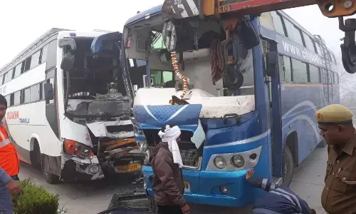 नोएडा में कोहरे के चलते दो बसें और महिंद्रा की गाडी टकराई, छह घायल, डीसीपी मौके पर पहुंचे नोएडा में कोहरे के चलते दो बसें और महिंद्रा की गाडी टकराई, छह घायल, डीसीपी मौके पर पहुंचे