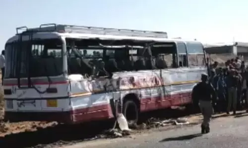 राजस्थान में बड़ा हादसा, जोधपुर में ट्रक और बस की आपस में टक्कर होने से 4 लोगों की मौत, 20 घायल राजस्थान में बड़ा हादसा, जोधपुर में ट्रक और बस की आपस में टक्कर होने से 4 लोगों की मौत, 20 घायल