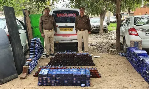 नोएडा पुलिस ने जब रोकी एम्बुलेंस, देखकर रह गई हैरान मरीज की जगह ग्लूकोज शराब को चढाया जा रहा था