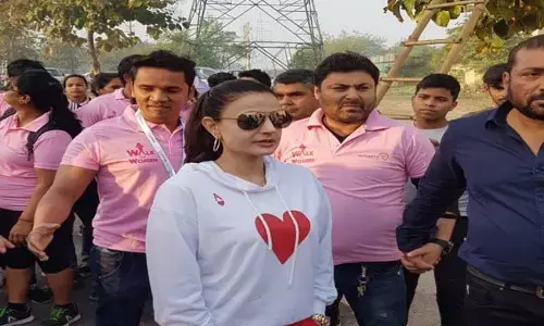 рдиреЛрдПрдбрд╛ рдХреЗ рдпрдерд╛рд░реНрде рд╣реЙрд╕реНрдкрд┐рдЯрд▓ рдореЗрдВ рдЖрдпреА рдЕрднрд┐рдиреЗрддреНрд░реА рдЕрдореАрд╖рд╛ рдкрдЯреЗрд▓, рдХреЛрд░реЛрдирд╛ рд╡рд╛рдпрд░рд╕ рдкрд░ рдлреИрд▓ рд░рд╣реА рднреНрд░рд╛рдВрддрд┐рдпреЛрдВ рдХреЗ рдмрд╛рд░реЗ рд▓реЛрдЧреЛрдВ рдХреЛ рдХрд┐рдпрд╛ рдЬрд╛рдЧрд░реВрдХ рдиреЛрдПрдбрд╛ рдХреЗ рдпрдерд╛рд░реНрде рд╣реЙрд╕реНрдкрд┐рдЯрд▓ рдореЗрдВ рдЖрдпреА рдЕрднрд┐рдиреЗрддреНрд░реА рдЕрдореАрд╖рд╛ рдкрдЯреЗрд▓, рдХреЛрд░реЛрдирд╛ рд╡рд╛рдпрд░рд╕ рдкрд░ рдлреИрд▓ рд░рд╣реА рднреНрд░рд╛рдВрддрд┐рдпреЛрдВ рдХреЗ рдмрд╛рд░реЗ рд▓реЛрдЧреЛрдВ рдХреЛ рдХрд┐рдпрд╛ рдЬрд╛рдЧрд░реВрдХ