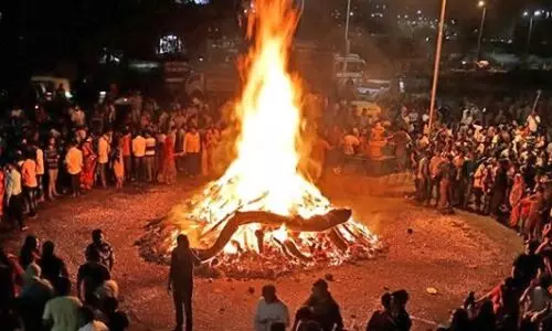Holi festival special होली के पर्व पर विशेष: आप अपनी राशी के अनुसार होली इस तरह मनाएंगे तो आपके सभी कष्ट छूट जायेंगे