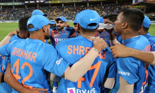 दक्षिण अफ्रीका सीरीज के लिए टीम इंडिया का एलान, शिखर समेत 3 खिलाडियों की हुई वापसी दक्षिण अफ्रीका सीरीज के लिए टीम इंडिया का एलान, शिखर समेत 3 खिलाडियों की हुई वापसी