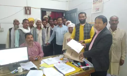 भारी आंधी तूफान के कारण किसानों की फसलें हुई नष्ट भारी आंधी तूफान के कारण किसानों की फसलें हुई नष्ट