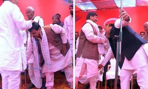 यूपी से बड़ी खबर, मुलायम सिंह परिवार हुआ एक , शिवपाल ने रामगोपाल तो अखिलेश ने छुए शिवपाल का पांव