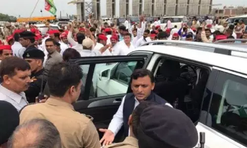 आगरा एक्सप्रेसवे पर घायल युवक को देख अखिलेश ने रोका काफिला, भिजवाया मेडिकल कॉलेज