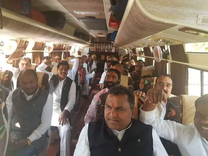 मध्य प्रदेश अपडेट: कुछ देर में कांग्रेस  विधायक पहुंचेंगे एयरपोर्ट, 88 कांग्रेस और 4 निर्दलीय विधायक जाएंगे जयपुर