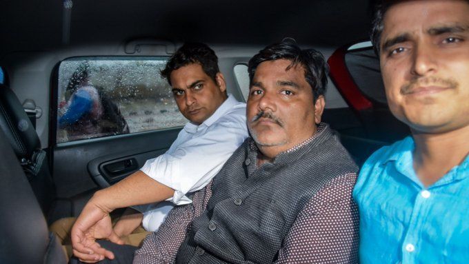 दिल्ली दंगा : आप के निलंबित पार्षद ताहिर हुसैन के ठिकानों पर ED की ताबड़तोड़ छापेमारी दिल्ली दंगा : आप के निलंबित पार्षद ताहिर हुसैन के ठिकानों पर ED की ताबड़तोड़ छापेमारी